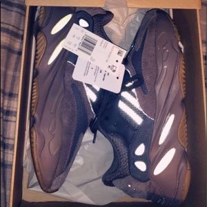 Yeezy Boost 700 Waverunner 🌊Mauve Unisex